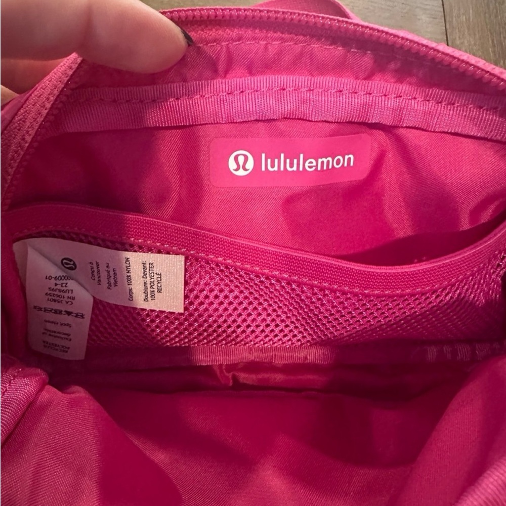 Lululemon Everywhere Mini Belt Bag 1L Sonic Pink/Red Merlot - Picture 4 of 6